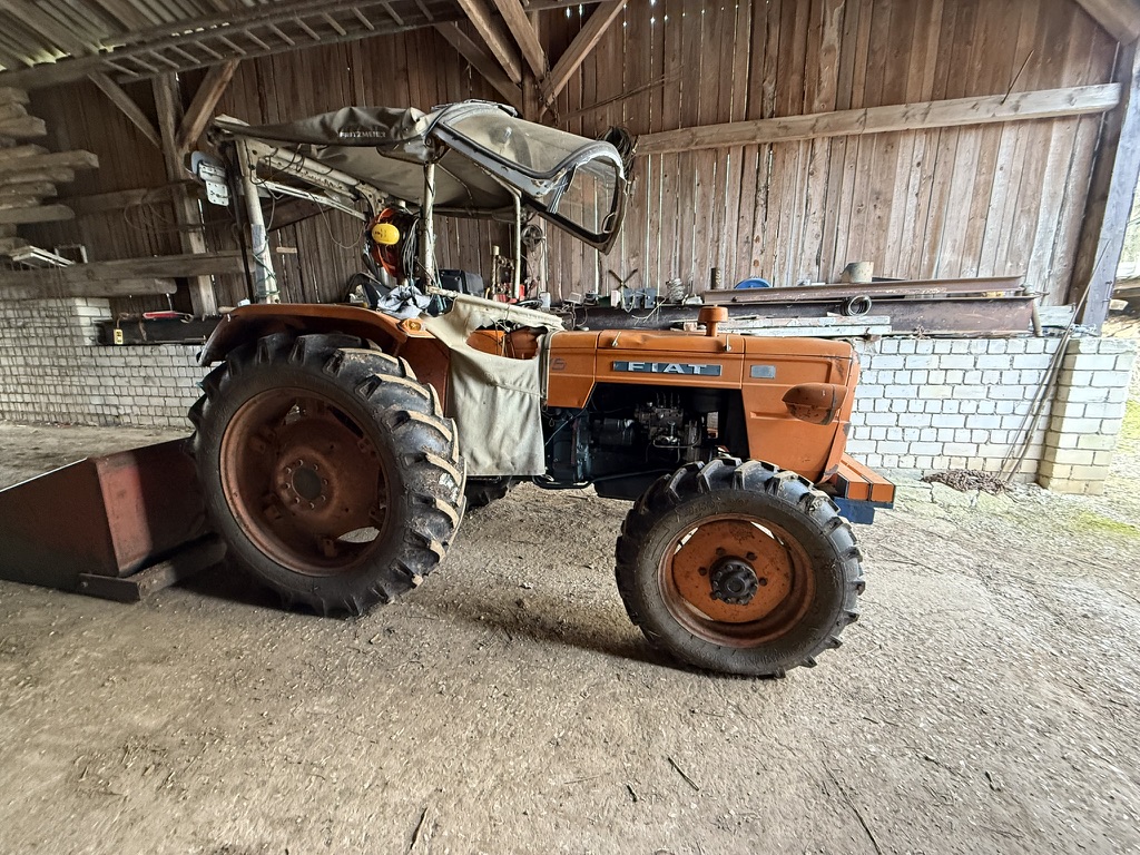 Alter Traktor auf dem inklusiven Hofgut